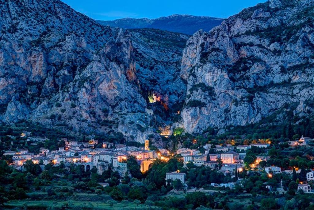 Six Chandelles M'Etaient Comptees Puimoisson Εξωτερικό φωτογραφία